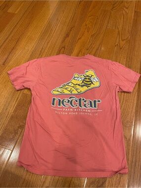 Nectar Farm Kitchen Hilton Head Island Bee Graphic Souvenir Tee T-Shirt Small